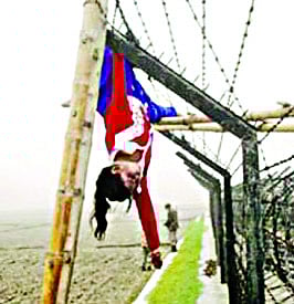 সীমান্তে ২০১১ সালে ফেলানীকে হত্যার পর কাঁটাতারের বেড়ায় ঝুলিয়ে রাখা হয় ফাইল ছবি