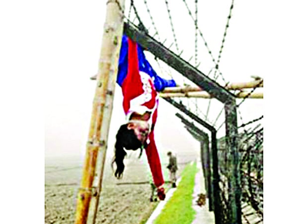 সীমান্তে ২০১১ সালে ফেলানীকে হত্যার পর কাঁটাতারের বেড়ায় ঝুলিয়ে রাখা হয় ষ ফাইল ছবি