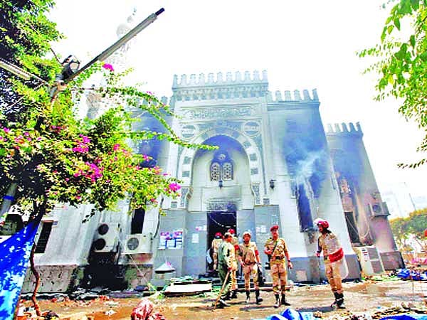 কায়রোর রাব্বা আল-আদাবিয়া মসজিদের চারপাশে অবস্থান নিয়েছিল মুরসিপন্থীরা। তাদের সরিয়ে দেওয়ার অভিযানের সময় আগুনে ক্ষতিগ্রস্ত হয় মসজিদটি। গতকাল এর সামনে অবস্থান নেন সামরিক পুলিশের সদস্যরা ষ ছবি: রয়টার্স