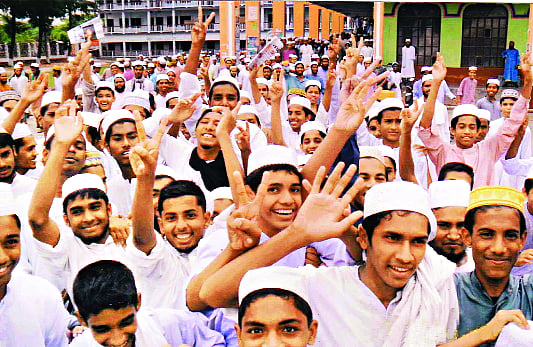 মাদ্রাসা শিক্ষা বোর্ডে প্রথম হওয়ার পর ঝালকাঠি এনএস কামিল মাদ্রাসার শিক্ষার্থীদের উল্লাস। ছবি: লেখক