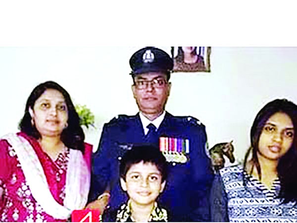 এই ছবি এখন শুধুই স্মৃতি। সন্তানদের সঙ্গে নিহত দম্পতি। সংগৃহীত