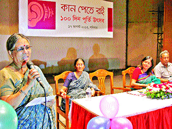 কেন্দ্রীয় গণগ্রন্থাগারের শওকত ওসমান মিলনায়তনে গতকাল মানসিক মুঠোফোন সহায়তা সংগঠন ‘কান পেতে রই’-এর ১০০তম দিবস পূর্তি উদ্যাপন অনুষ্ঠানে বক্তব্য দেন সুলতানা কামাল। ছবি: প্রথম আলো