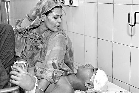 হাসপাতালের শয্যায় শিশু সাইমুন (ফাইল ছবি) প্রথম আলো