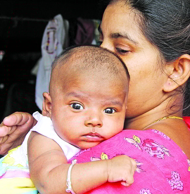 মায়ের পেটে ব্যথা থাকলে শিশুর পেটেও ব্যথা হয়। শিশু ওয়াসিফা নাজীবাহকে কোলে নিয়ে মা সামিনা ফেরদৌস ষ ছবি: সাবিনা ইয়াসমিন