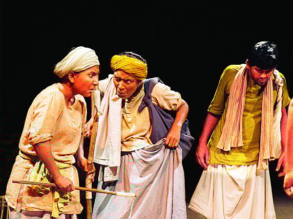 ঢাকা বিশ্ববিদ্যালয়ের নাটমণ্ডলে মঞ্চস্থ ‘চাকা’ নাটকের দৃশ্য ষ প্রথম আলো