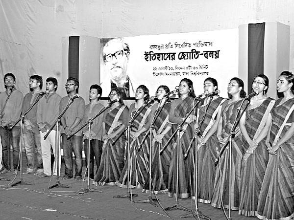 স্বরচিত্রের অনুষ্ঠানে আবৃত্তি করছেন শিল্পীরা ষ প্রথম আলো