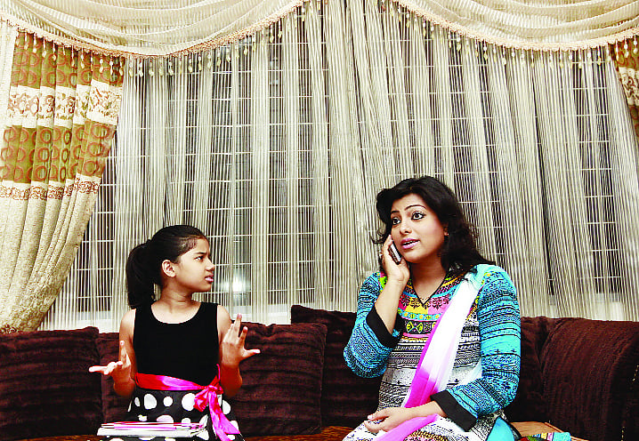 হ্যালো, এই তো কাছাকাছি। যানজটে আটকে আছি...এমন মিথ্যা ছোটদের মধ্যে তৈরি করে দ্বন্দ্ব। প্রতীকী এ ছবির মডেল: আরিসা ও মৌ। ছবি: সৈকত ভদ্র