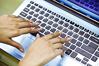 পরিষ্কার হাতে ল্যাপটপ