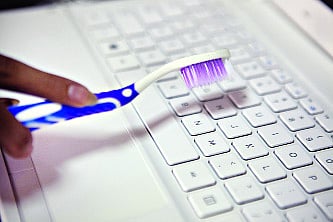 ব্রাশ দিয়ে পরিষ্কার