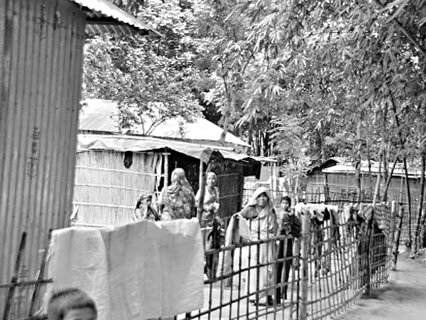 বাত্রিগাছ ছিটমহলে বসবাসকারী বাংলাদেশি ছিটমহলবাসী ষ ছবি: ভাস্কর মুখার্জি