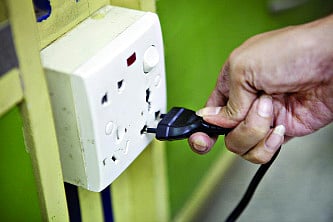 বৈদ্যুতিক সংযোগ খুলে ফেলা