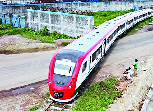 চীন থেকে আনা ডেমু ট্রেন চলাচল করছে নগরের অভ্যন্তরীণ ও দূরপাল্লার রুটে। ছুটির দিনে অনেকেই পরিবার নিয়ে ডেমুতে চড়ে নগরে ঘোরার সুযোগ হাতছাড়া করতে চান না, সৌরভ দাশ