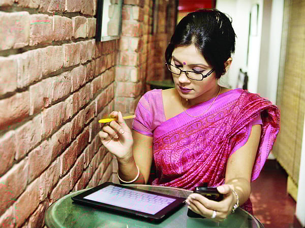 প্রয়োজনীয় ছোট এই প্রিয় ট্যাবলেটেরও চাই যত্ন। মডেল: রায়কা, ছবি: অধুনা