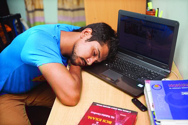 কিছুটা পড়া, বাকিটা ফেসবুক, তারপর টেবিলেই ঘুম। কখন যে রাত কেটে যায়। মডেল: বাপ্পা, ছবি: কবির হোসেন