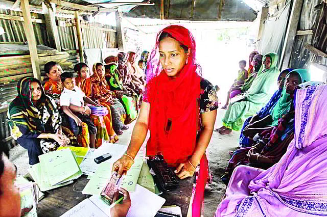সাভারের গেন্ডামারা কেন্দ্রে গ্রামীণ ব্যাংকের সদস্য শিউলি বেগম ঋণের কিস্তির টাকা দিচ্ছেন। ছবিটি গতকাল তোলা ষ সাহাদাত পারভেজ
