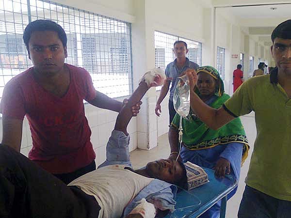 ইসলামী বিশ্ববিদ্যালয়ে ছাত্রদল ও ছাত্রশিবিরের সঙ্গে সংঘর্ষে গুরুতর আহত হন ছাত্রলীগের এক নেতা। ছবি: তৌহিদী হাসান