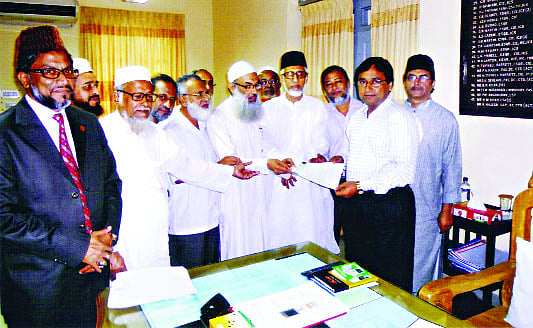 বিভাগীয় কমিশনারের মাধ্যমে প্রধানমন্ত্রী বরাবর স্মারকলিপি দেন হজযাত্রী কল্যাণ পরিষদের নেতারা