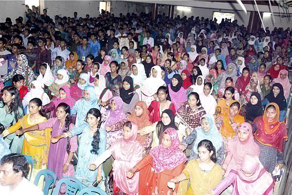 মাদককে না বলার শপথ নেয় চাঁপাইনবাবগঞ্জে জিপিএ-৫ পাওয়া শিক্ষার্থীরা  ছবি: প্রথম আলো