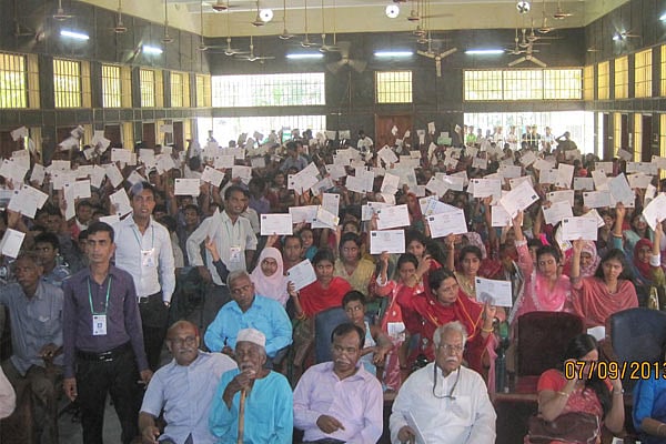 লালমনিরহাটে সংবর্ধনা অনুষ্ঠানে জিপিএ-৫ পাওয়া শিক্ষার্থীদের সঙ্গে অতিথিরা ষ ছবি: প্রথম আলো