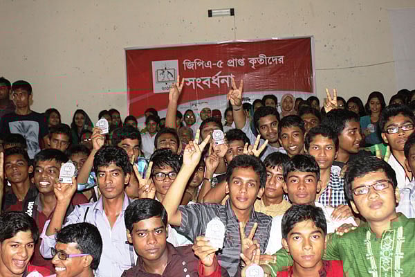 বাগেরহাটের জিপিএ-৫ পাওয়া সংবর্ধিত শিক্ষার্থীদের একাংশ ষ ছবি: প্রথম আলো