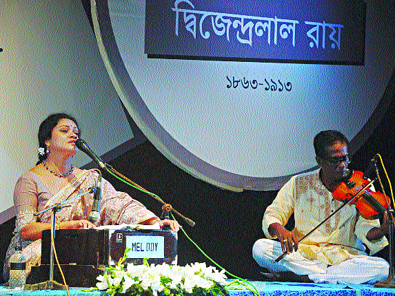 দ্বিজেন্দ্রলাল রায়ের সার্ধশত জন্মবর্ষের অনুষ্ঠানে সংগীত পরিবেশন করেন শিল্পী অদিতি মহসিন ষ প্রথম আলো