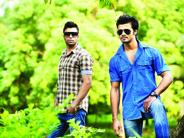 চেক, স্ট্রাইপ বা একরঙা—সব ধরনের সুতি শার্টই চলছে এ সময়ে। মডেল: রাজ ও সোহেল, পোশাক: ব্যাং, ছবি: কবির হোসেন