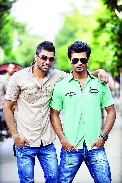 মডেল: রাজ ও সোহেল, পোশাক: ব্যাং, ছবি: কবির হোসেন