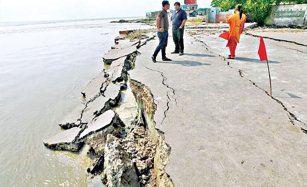 পদ্মার ভাঙনে বিলীন হয়ে যাচ্ছে মাওয়ার পুরোনো ফেরিঘাট এলাকা। ভাঙন ঠেকাতে এবার বিআইডব্লিউটিএর কার্যকর উদ্যোগ নেই। ঝুঁকিপূর্ণ স্থানে লাল ফিতা ও পতাকা টাঙিয়েই প্রতিষ্ঠানটি দায়িত্ব শেষ করেছে। ছবিটি ৩ নম্বর ঘাট এলাকা থেকে গত শনিবার তুলেছেন হাসান রাজা