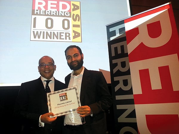 ন্যাসেনিয়ার প্রধান নির্বাহী কর্মকর্তা শায়ের হাসান পুরস্কার গ্রহণ করছেন