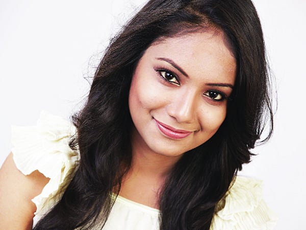 টানটান, উজ্জ্বল ত্বকের জন্য চাই টোনিং। মডেল: মল্লিকা