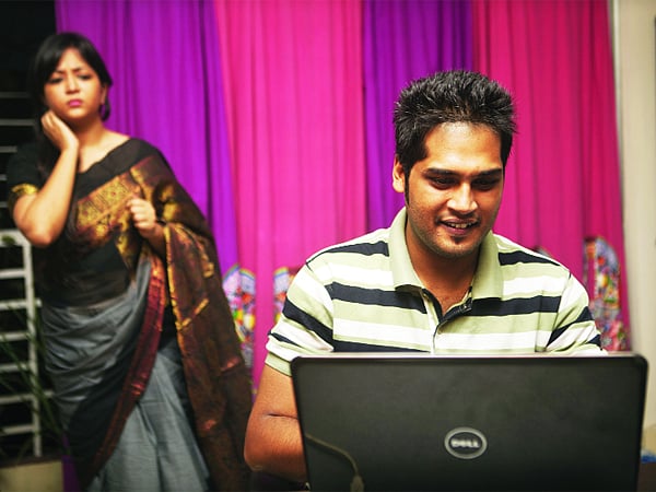 নতুন কাউকে ভালো লাগতেই পারে, তবে রাশটা টানতে হবে সময়মতো