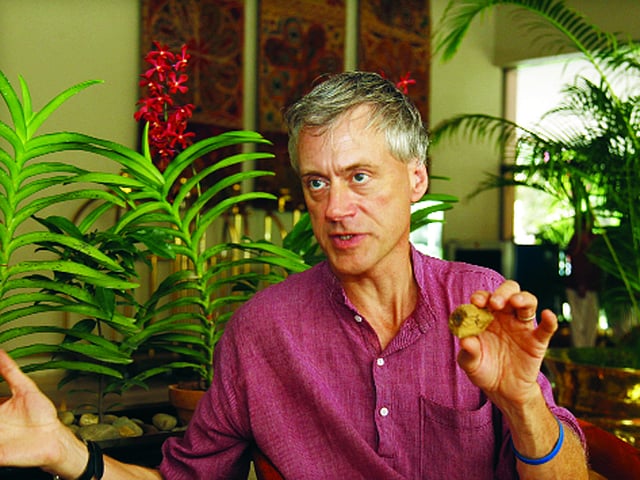 গাছ-পাথর নিয়ে গবেষণা করেন নাইজেল হিউজ