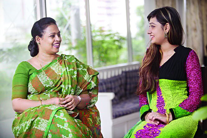 অবসরে একটু নাহয় গল্পই করলেন শাশুড়ির সঙ্গে। এতে মিলও হবে, বন্ধুত্বও তৈরি হবে। মডেল: রওনক আলম ও পিয়ানো। ছবি: অধুনা