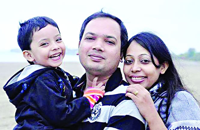 বাবার কোলে চন্দ্রমুখী, পাশে মা। সব হাসি নিয়ে চলে গেছে চন্দ্রমুখী