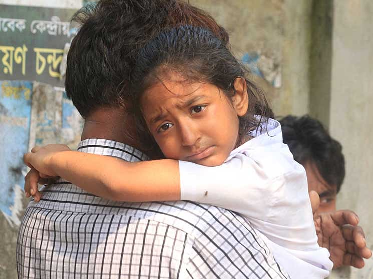 প্রতিদিনের মতো গতকালও স্কুল থেকে মায়ের সঙ্গে বাসায় ফিরছিল নুসরাত। হঠাত্ বেপরোয়া গতির এক বাস তার জীবন এলোমেলো করে দিয়েছে। চোখের সামনেই বাসের চাকায় পিষ্ট হতে দেখেছে মা রোকসানা বেগমকে। মুহূর্তের আকস্মিকতায় সে নিথর, নিশ্চুপ। বাবার কোলে উঠেও সে খুঁজে ফিরছে হারিয়ে যাওয়া মাকে ষ ছবি: সাজিদ হোসেন