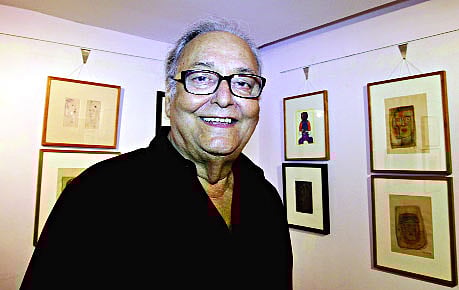 নিজের প্রথম একক চিত্র প্রদর্শনীতে সৌমিত্র চট্টোপাধ্যায়। ছবি: নাসির আলী মামুন/ফটোজিয়াম