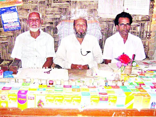 নিজের হোমিও হলে খোশবুল আলম (মাঝে)