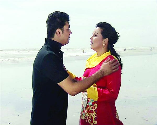 কক্সবাজার সমুদ্রসৈকতে চলছে একটি নাটকের দৃশ্য ধারণ