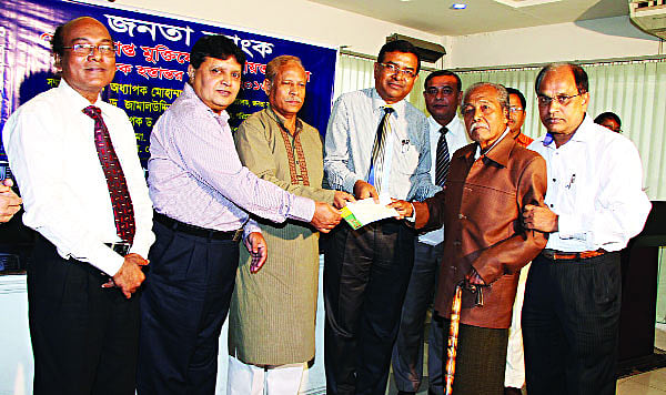 খেতাবপ্রাপ্ত মুক্তিযোদ্ধাদের হাতে অর্থ সহায়তার চেক তুলে দেন জনতা ব্যাংকের কর্মকর্তারা