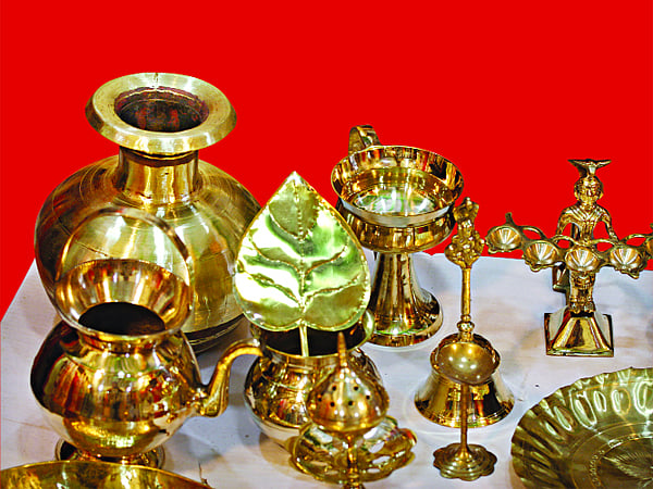 পূজায় ব্যবহার করা হয় এমন তৈজসপত্র। ছবি: লেখক