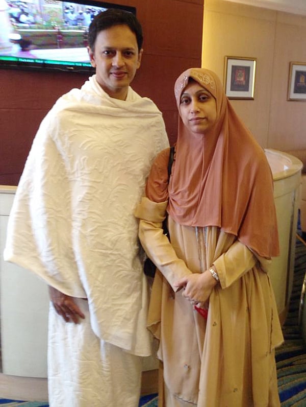 হজে যাওয়ার আগ মুহূর্তে সস্ত্রীক নোবেল