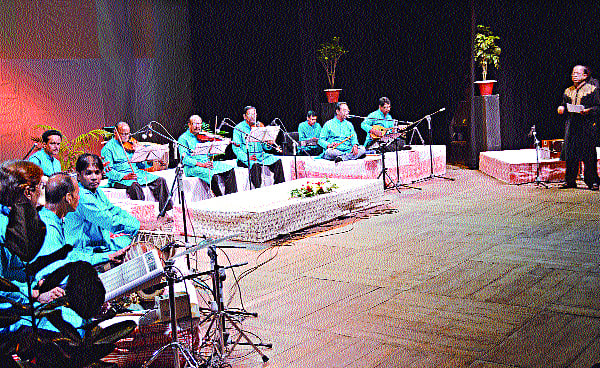 জাতীয় নাট্যশালায় গতকাল যন্ত্রসংগীত পরিবেশন করেন শিল্পীরা  ছবি: প্রথম আলো