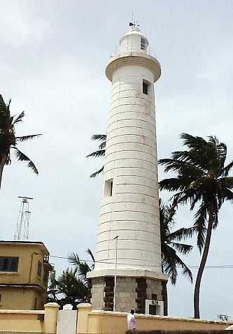 গল সমুদ্রতটে বাতিঘর