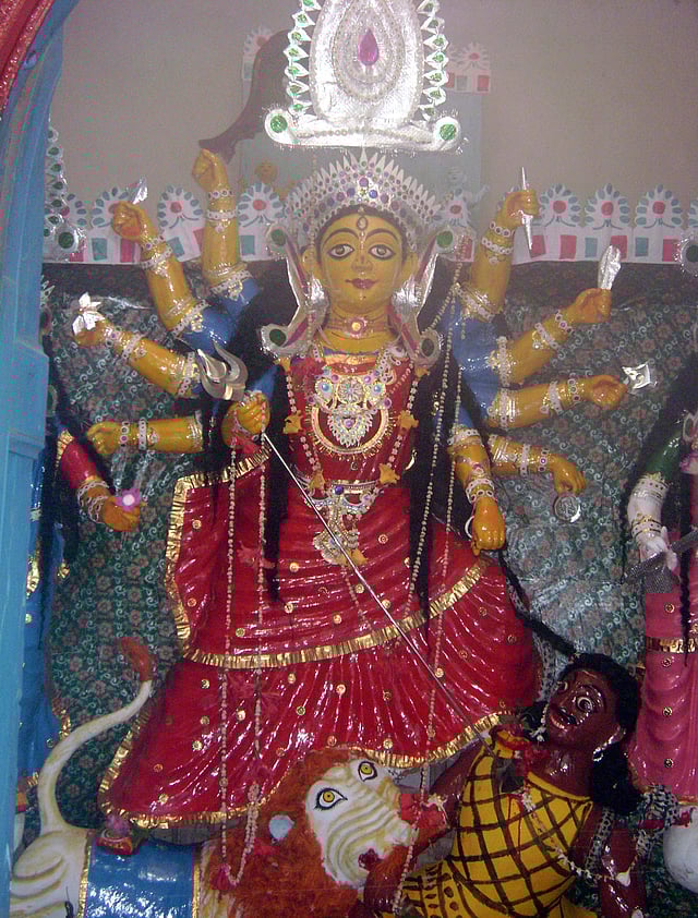বগুড়ার শেরপুরের ষোলোআনা কাছাড়ি দুর্গামন্দির। ছবি: সবুজ চৌধুরী