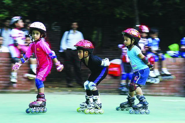 স্কেটিংয়ে অনেক মজা। ছবি: সাহাদাত পারভেজ