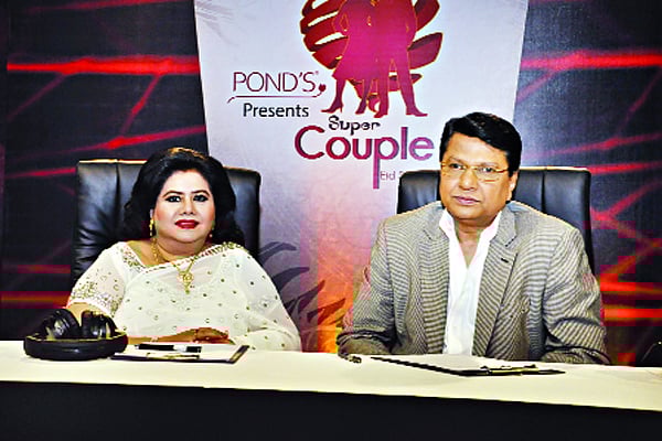 ‘পন্ডস সুপার কাপল’ অনুষ্ঠানের বিচারক রুনা লায়লা ও আলমগীর। চ্যানেল নাইনে ঈদের দিন থেকে মঙ্গলবার পর্যন্ত প্রতিদিন রাত আটটা ১০ মিনিটে প্রচারিত হবে এই রিয়েলিটি শো।