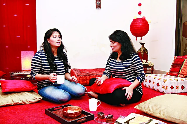 অভিনয়শিল্পী তানিশা ও দিহান দুই বোন। ব্যস্ততার মধ্যেও দুজনের আড্ডা দেওয়া চাই-ই চাই। ছবি: সৈকত ভদ্র