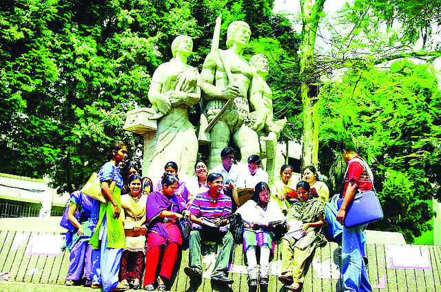 ঢাকা বিশ্ববিদ্যালয়ের অপরাজেয় বাংলায় শিক্ষার্থীদের আড্ডা। ছবি: স্বপ্ন নিয়ে