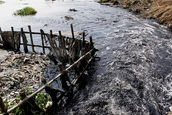 সাভারের ডিইপিজেডের কারখানা থেকে  নির্গত দূষিত পানি ও বর্জ্য গিয়ে পড়ছে বংশী নদীতে ষ ছবি: হাসান রাজা