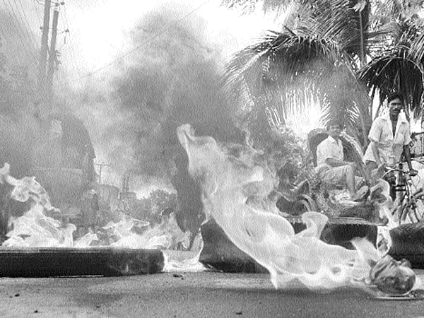 রাস্তায় টায়ার জ্বালিয়ে আতঙ্ক সৃষ্টি করছেন হরতাল-সমর্থকেরা